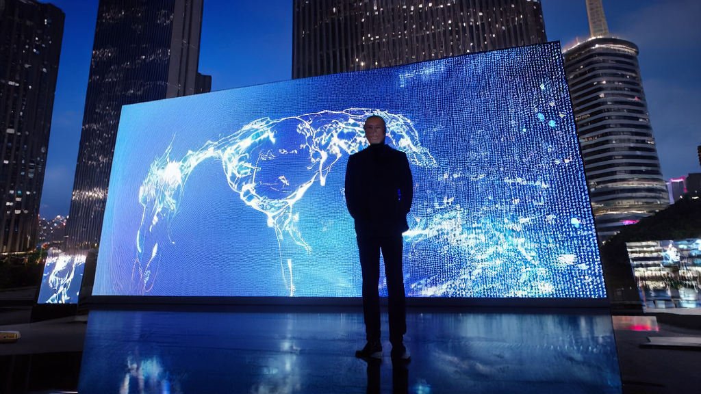 一位创业者在现代化办公室中使用AI客户预测模型进行跨境电商市场分析