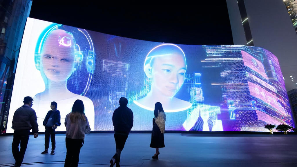 未来城市中的AI智能广告屏，精准触达目标人群并降低CPA