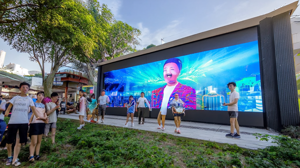 东南亚小镇上的AI互动视频展示，吸引年轻用户的注意