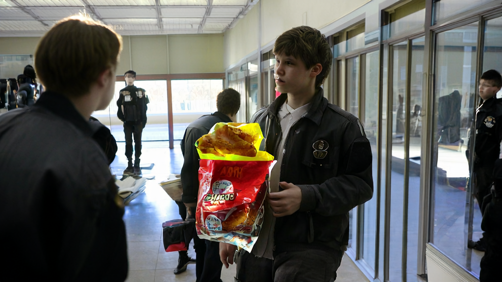 美国高中生因AI系统误判吃薯片被警察围捕