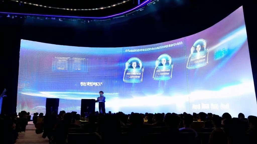 京东全球科技探索者大会上，CEO许冉现场演示数字人助手点外卖，展示AI智能获客系统的应用。