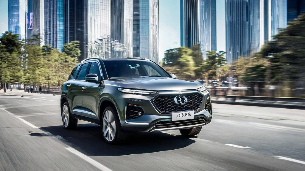 未来城市中哈弗猛龙搭载NOA技术行驶在智能广告牌之间的街道上