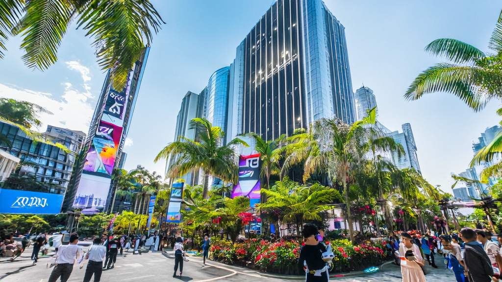 A bustling street scene in a Southeast Asian market showcasing AI acquisition technologies and the HYPIR image restoration technology